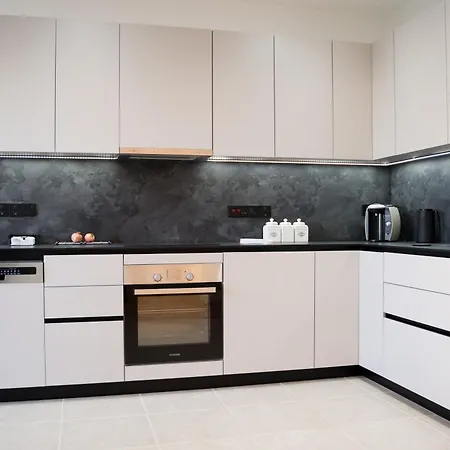 Delightful 1st Floor Xanthippis Apartment Strovolos